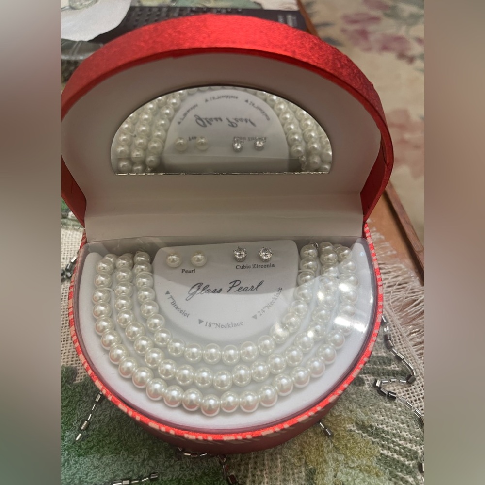 5 pc Pearl set new, gift box with mirror new